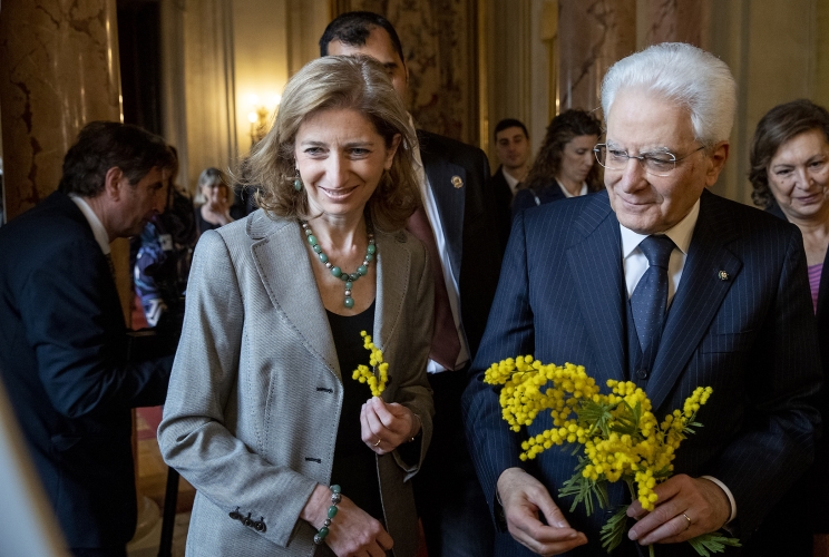Il Presidente Sergio Mattarella e la Sig.ra Laura osservano le opere vincitrici del concorso nazionale promosso dal Ministero dell’Istruzione, dell’Università e della Ricerca dal titolo “Mai più schiave”, in occasione della celebrazione della Giornata Internazionale della Donna