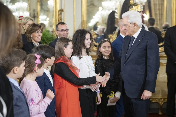Il Presidente Sergio Mattarella saluta gli studenti delle scuole vincitrici del concorso nazionale promosso dal Ministero dell’Istruzione, dell’Università e della Ricerca dal titolo “Mai più schiave”, in occasione della celebrazione della Giornata Internazionale della Donna 
