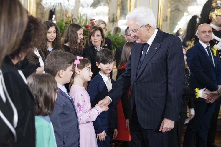 Il Presidente Sergio Mattarella saluta gli studenti delle scuole vincitrici del concorso nazionale promosso dal Ministero dell’Istruzione, dell’Università e della Ricerca dal titolo “Mai più schiave”, in occasione della celebrazione della Giornata Internazionale della Donna 

