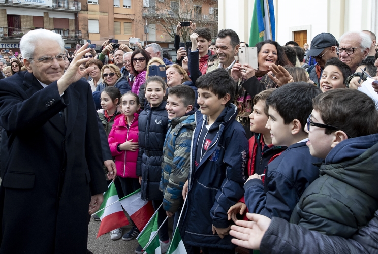 Il Presidente Sergio Mattarella saluta i ragazzi al termine della visita a Cassino 