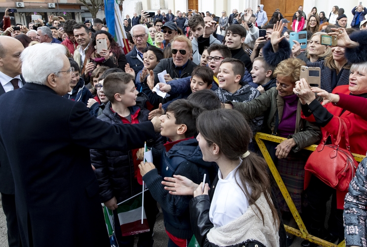 Il Presidente Sergio Mattarella saluta i ragazzi al termine della visita a Cassino 