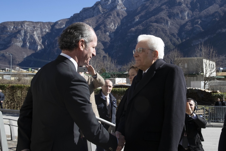Il Presidente della Repubblica Sergio Mattarella a Longarone, accolto da Luca Zaia, Presidente della Regione Veneto, in occasione della deposizione di una corona di fiori,al cimitero monumentale “Vittime del Vajont”