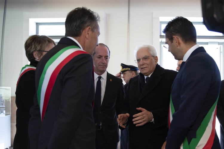 Il Presidente della Repubblica Sergio Mattarella saluta Roberto Padrin, Sindaco di Longarone, Antonio Carrara, Sindaco di Erto e Casso,e Lavinia Corona, Sindaco di Vajont in occasione della deposizione di una corona di fiori al cimitero monumentale “Vittime del Vajont”