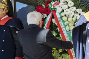 Il Presidente della Repubblica Sergio Mattarella depone una corona di fiori al cimitero monumentale “Vittime del Vajont”