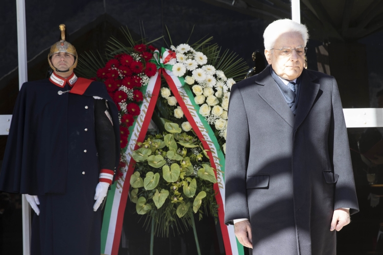 Il Presidente della Repubblica Sergio Mattarella depone una corona di fiori al cimitero monumentale “Vittime del Vajont”