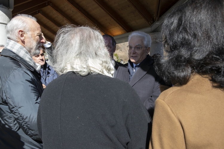 Il Presidente della Repubblica Sergio Mattarella saluta alcuni rappresentanti delle associazioni dei sopravvissuti delle vittime del Vajont