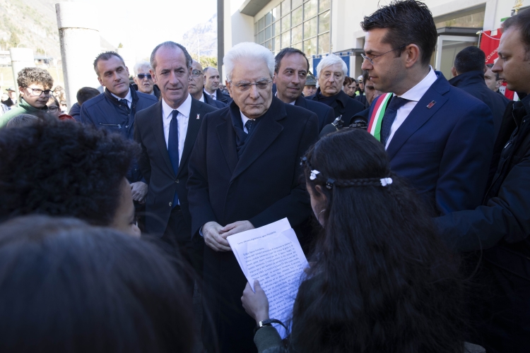 Il Presidente della Repubblica Sergio Mattarella saluta una rappresentanza di una scuola media di Longarone