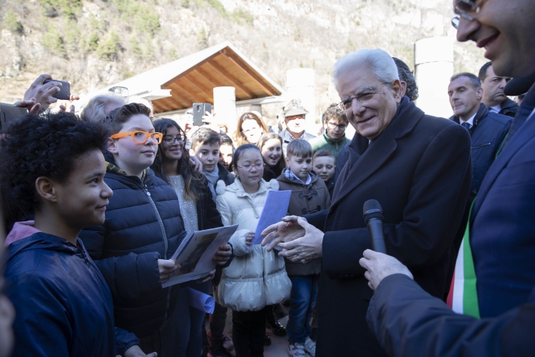Il Presidente della Repubblica Sergio Mattarella saluta una rappresentanza di una scuola media di Longarone