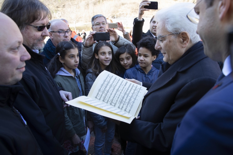 Il Presidente della Repubblica Sergio Mattarella saluta una rappresentanza di una scuola media di Longarone
