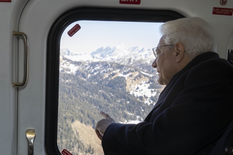 Il Presidente della Repubblica Sergio Mattarella durante il sorvolo dei luoghi colpiti dall’alluvione del 2018