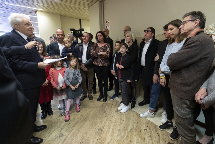 Il Presidente della Repubblica Sergio Mattarella con i familiari dei ragazzi deceduti nel tragico episodio della discoteca “Lanterna Azzurra” di Corinaldo