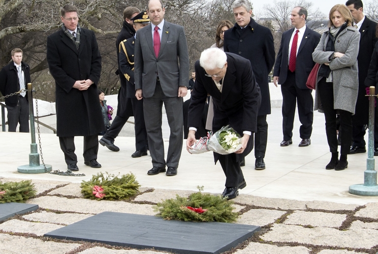 Il Presidente Sergio Mattarella depone un mazzo di fiori alla tomba del Presidente John Fitzgerald Kennedy