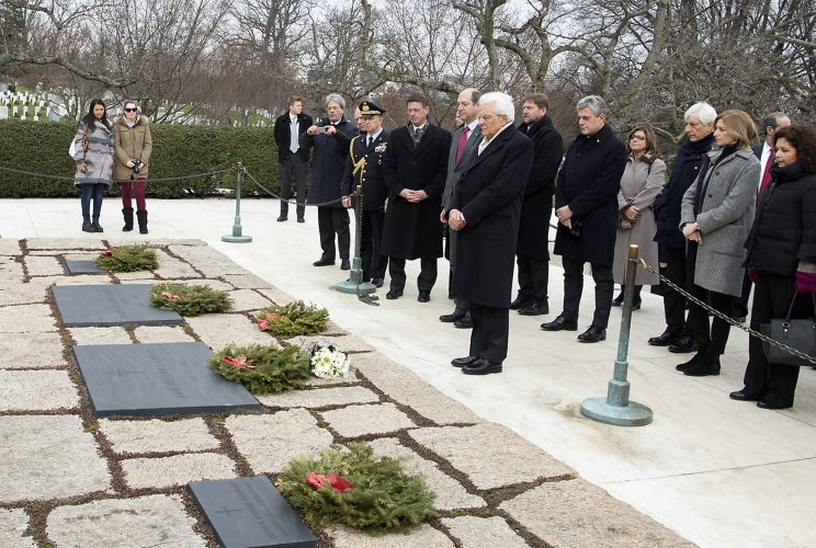 Il Presidente Sergio Mattarella di fronte alla tomba del Presidente John Fitzgerald Kennedy