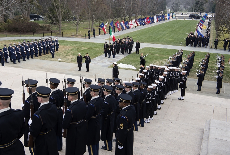 Il Presidente Sergio Mattarella al cimitero nazionale di Arlington rende omaggio alla Tomba del Milite Ignoto