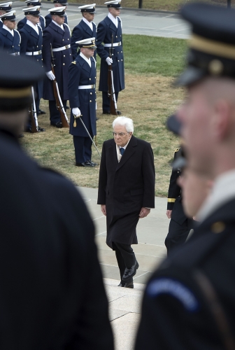 Il Presidente Sergio Mattarella al cimitero nazionale di Arlington rende omaggio alla Tomba del Milite Ignoto
