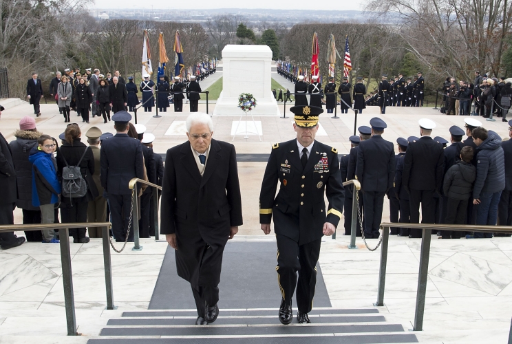 Il Presidente Sergio Mattarella al cimitero nazionale di Arlington rende omaggio alla Tomba del Milite Ignoto
