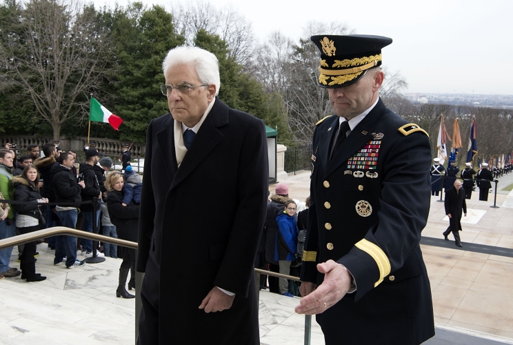 Il Presidente Sergio Mattarella al cimitero nazionale di Arlington rende omaggio alla Tomba del Milite Ignoto