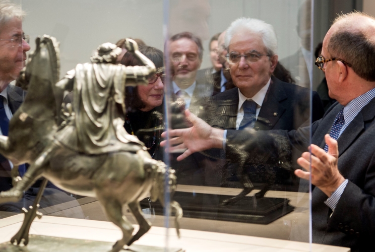 Il Presidente Sergio Mattarella nel corso della visita alla mostra