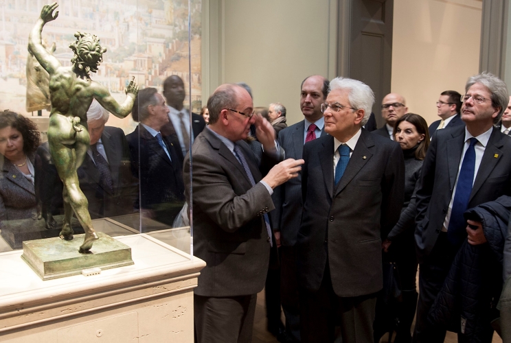 Il Presidente Sergio Mattarella nel corso della visita alla mostra "