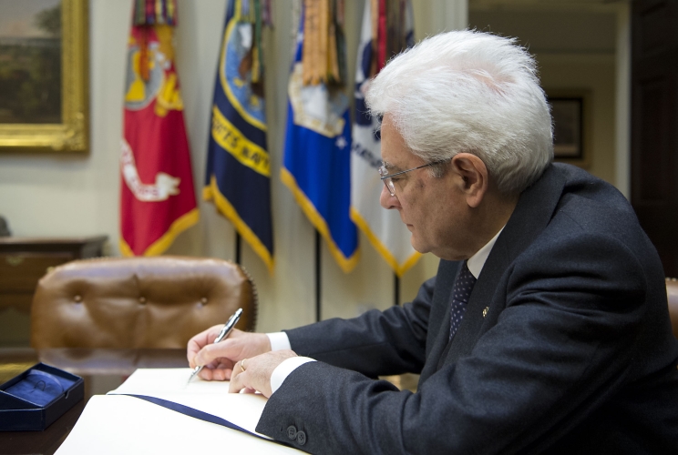 Il Presidente Sergio Mattarella firma il Libro degli Ospiti