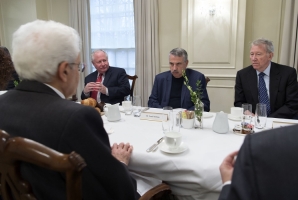 Il Presidente Sergio Mattarella nel corso della colazione di lavoro con Thomas Friedman del New York Times