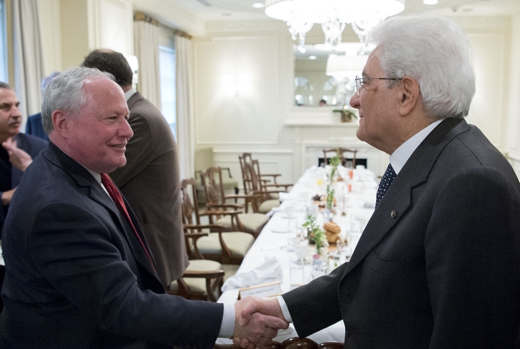 Il Presidente Sergio Mattarella saluta William Kristol di ABC News 