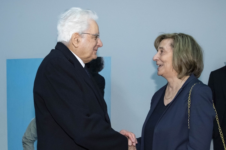 Il Presidente della Repubblica Sergio Mattarella saluta la Sig.ra Marina Orlandi Biagi vedova del Prof.Biagi, in occasione del Convegno Internazionale in ricordo di Marco Biagi