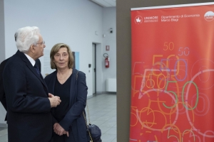 Il Presidente della Repubblica Sergio Mattarella con la Sig.ra Marina Orlandi Biagi vedova del Prof. Biagi, in occasione del Convegno Internazionale in ricordo di Marco Biagi