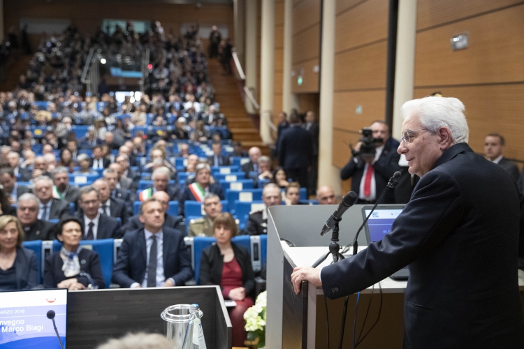 Il Presidente della Repubblica Sergio Mattarella durante il suo indirizzo di saluto al XVII Convegno Internazionale in ricordo di Marco Biagi dal titolo "La dimensione collettiva delle relazioni di lavoro. Sfide organizzative e regolatorie in un mondo del lavoro in trasformazione"