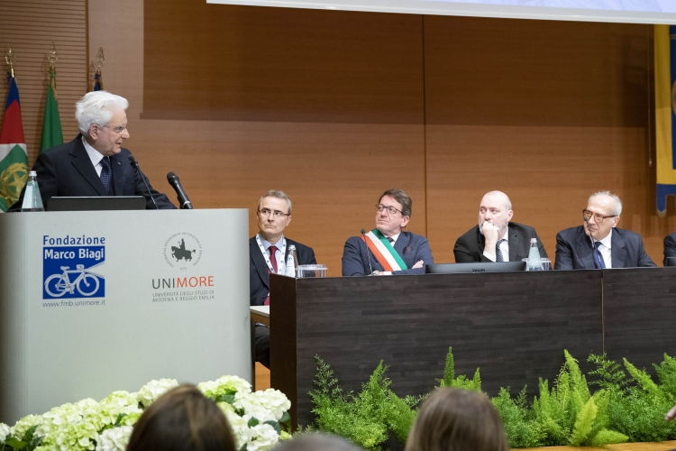 Il Presidente della Repubblica Sergio Mattarella durante il suo indirizzo di saluto al XVII Convegno Internazionale in ricordo di Marco Biagi dal titolo "La dimensione collettiva delle relazioni di lavoro. Sfide organizzative e regolatorie in un mondo del lavoro in trasformazione"