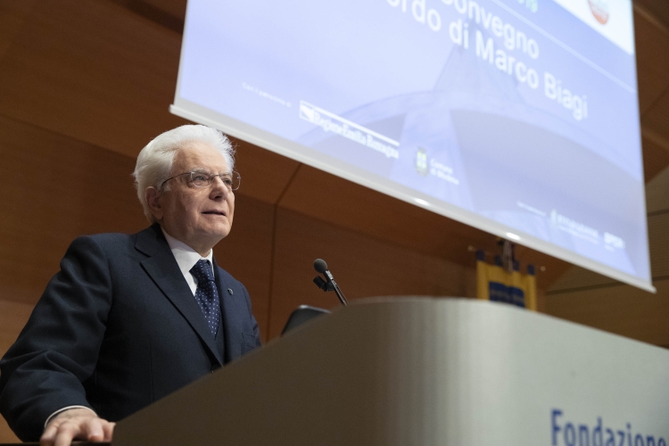 Il Presidente della Repubblica Sergio Mattarella durante il suo indirizzo di saluto al XVII Convegno Internazionale in ricordo di Marco Biagi dal titolo "La dimensione collettiva delle relazioni di lavoro. Sfide organizzative e regolatorie in un mondo del lavoro in trasformazione"