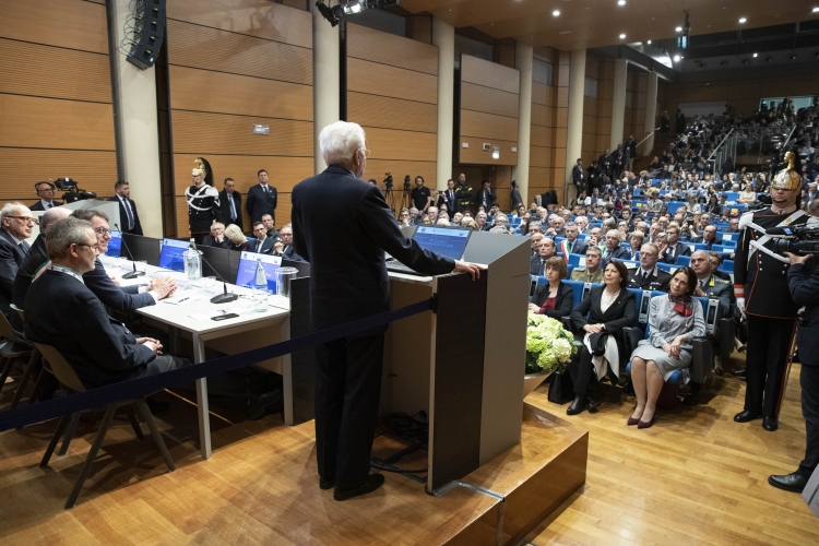 Il Presidente della Repubblica Sergio Mattarella durante il suo indirizzo di saluto al XVII Convegno Internazionale in ricordo di Marco Biagi dal titolo "La dimensione collettiva delle relazioni di lavoro. Sfide organizzative e regolatorie in un mondo del lavoro in trasformazione"