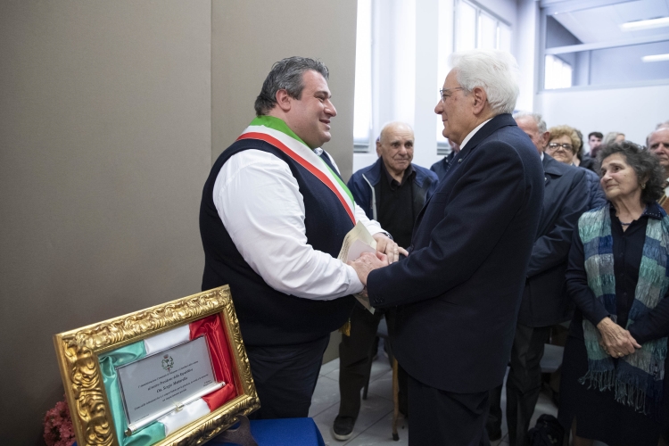Il Presidente della Repubblica Sergio Mattarella consegna a Fabio Braglia, Sindaco di Palàgano, una targa commemorativa del 75° anniversario della strage. 