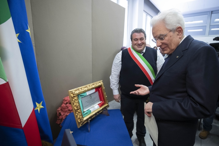 Il Presidente della Repubblica Sergio Mattarella consegna a Fabio Braglia, Sindaco di Palàgano, una targa commemorativa del 75° anniversario della strage