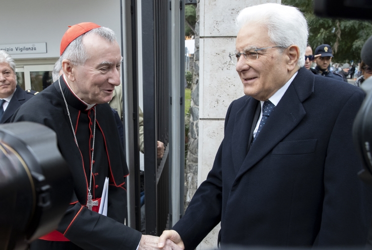 Il Presidente Sergio Mattarella accolto da S. Em. Rev.ma il Cardinale Pietro Parolin, Segretario di Stato di Sua Santità all’Ospedale Pediatrico Bambino Gesù, in occasione del 150° anniversario della fondazione