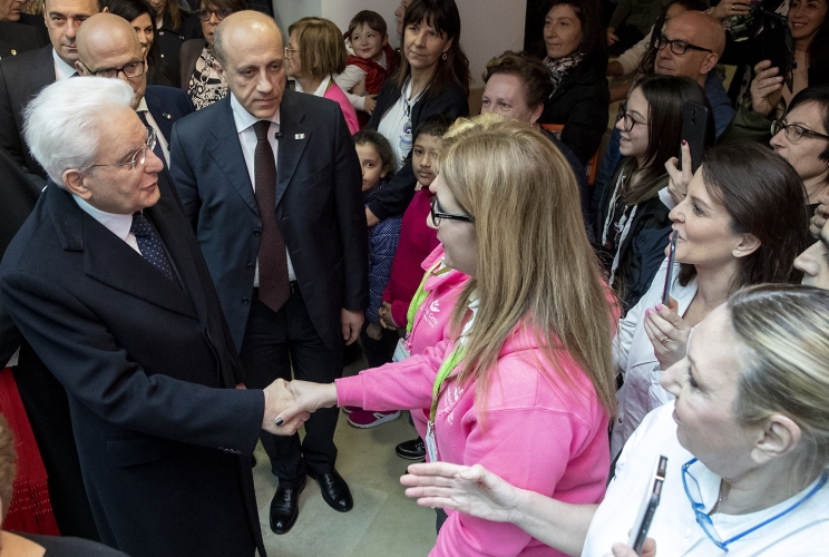 Il Presidente Sergio Mattarella all’Ospedale Pediatrico Bambino Gesù, in occasione del 150° anniversario della fondazione, saluta alcune volontarie