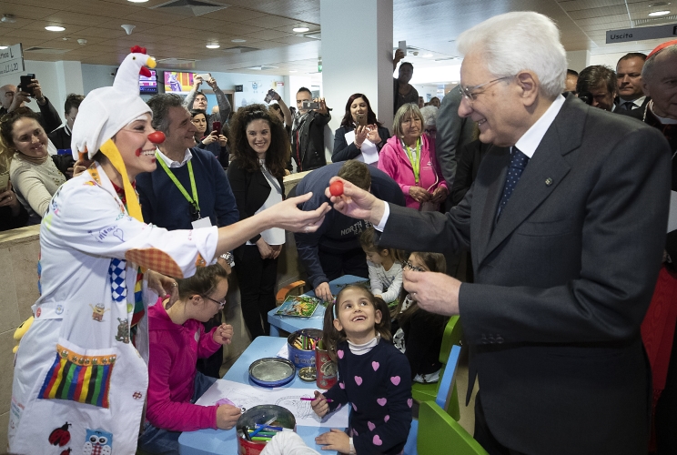 Il Presidente Sergio Mattarella con i volontari della “clownterapia” dell’Ospedale Pediatrico Bambino Gesù