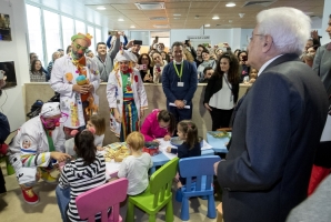 Il Presidente Sergio Mattarella con i volontari della “clownterapia” dell’Ospedale Pediatrico Bambino Gesù