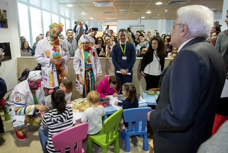 Il Presidente Sergio Mattarella con i volontari della “clownterapia” dell’Ospedale Pediatrico Bambino Gesù