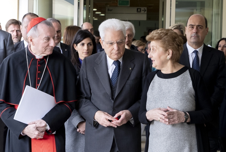 Il Presidente Sergio Mattarella con S. Em. Rev.ma il Cardinale Pietro Parolin, Segretario di Stato di Sua Santità e la Dott.ssa Mariella Enoc, Presidente dell’Ospedale Pediatrico Bambino Gesù, all’Ospedale Pediatrico Bambino Gesù, in occasione del 150° anniversario della fondazione