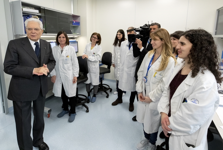 Il Presidente Sergio Mattarella con alcune ricercatrici dell’Ospedale Pediatrico Bambino Gesù, in occasione della visita per il 150° anniversario della fondazione
