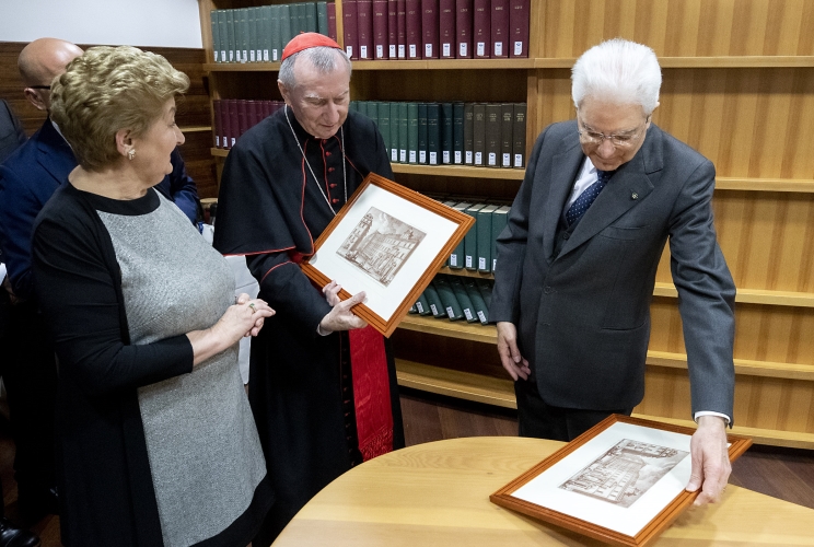 Il Presidente Sergio Mattarella con S. Em. Rev.ma il Cardinale Pietro Parolin, Segretario di Stato di Sua Santità e la Dott.ssa Mariella Enoc, Presidente dell’Ospedale Pediatrico Bambino Gesù, all’Ospedale Pediatrico Bambino Gesù, in occasione del 150° anniversario della fondazione