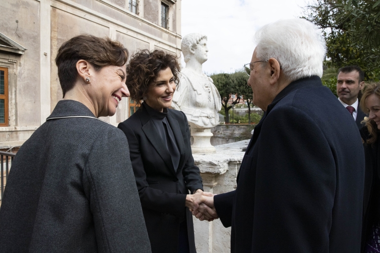 Il Presidente Sergio Mattarella a Palazzo Barberini accolto,dalla Dott.ssa Luisa Todini, Presidente del Comitato Leonardo e dalla Dott.ssa Flaminia Gennari Santori, Direttrice del Museo Barberini,in occasione della cerimonia della “Giornata Qualità Italia” – Premi Leonardo 2018”.
