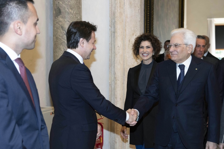 Il Presidente Sergio Mattarella a Palazzo Barberini saluta Giuseppe Conte,Presidente del Consiglio,in occasione della cerimonia della “Giornata Qualità Italia” – Premi Leonardo 2018”.
