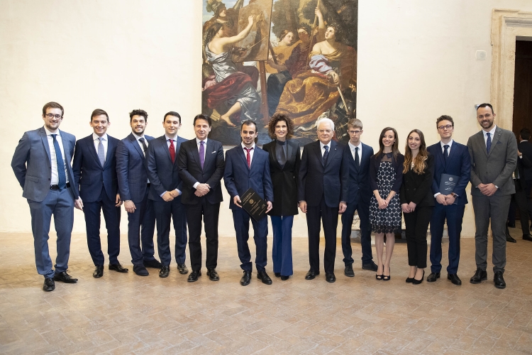 Il Presidente Sergio Mattarella con Giuseppe Conte,Presidente del Consiglio,Luisa Todini, Presidente del Comitato Leonardo insieme ai vincitori dei premi di laurea 2018,in occasione della cerimonia della “Giornata Qualità Italia” – Premi Leonardo 2018”.
