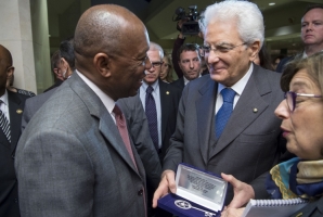 Il Presidente Sergio Mattarella con il Sindaco di Houston Sylvester Turner che gli consegna le chiavi della città