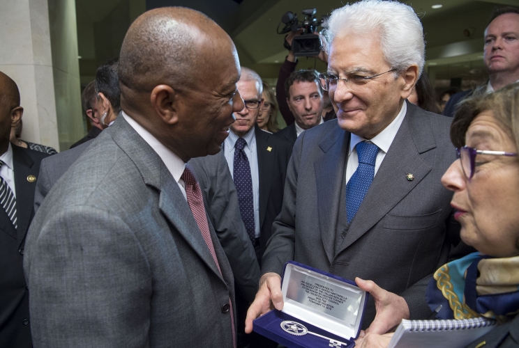 Il Presidente Sergio Mattarella con il Sindaco di Houston Sylvester Turner che gli consegna le chiavi della città