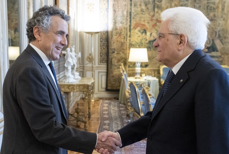 Il Presidente Sergio Mattarella accoglie Fabrizio Barca, in occasione dell'incontro con una delegazione dei promotori del Forum Disuguaglianze e Diversità