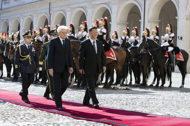Il Presidente della Repubblica Sergio Mattarella con  Xi Jinping durante gli onori militari, Presidente della Repubblica Popolare Cinese.
