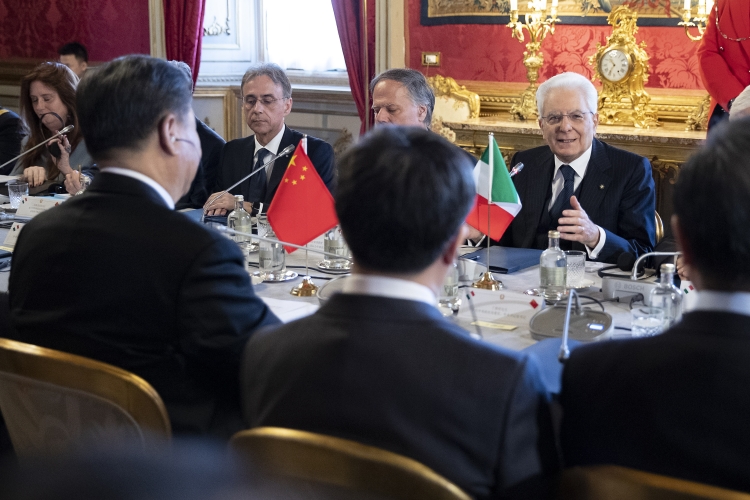 Il Presidente della Repubblica Sergio Mattarella con  Xi Jinping, Presidente della Repubblica Popolare Cinese,durante i colloqui con le rispettive delegazioni.

